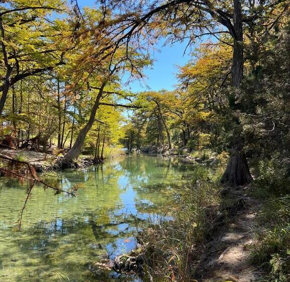 فندق Seven Bluff Cabins