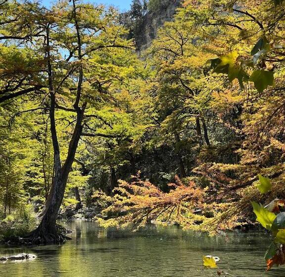 فندق Seven Bluff Cabins