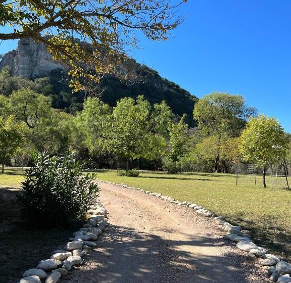 فندق Seven Bluff Cabins