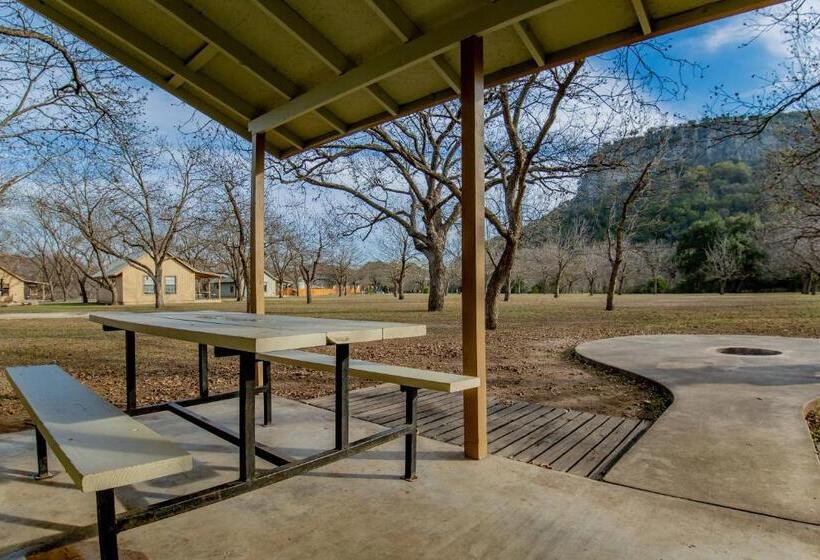 فندق Seven Bluff Cabins