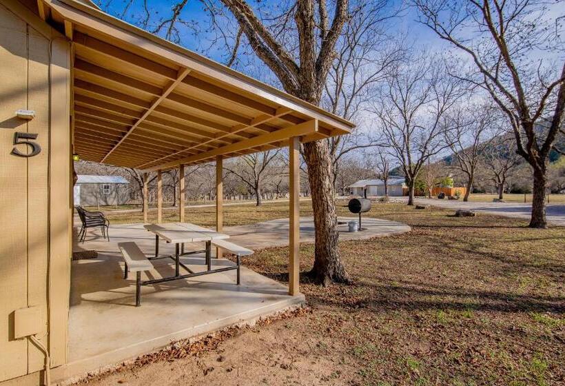 فندق Seven Bluff Cabins