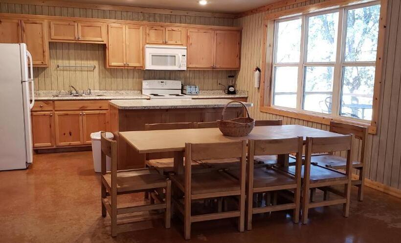 فندق Seven Bluff Cabins