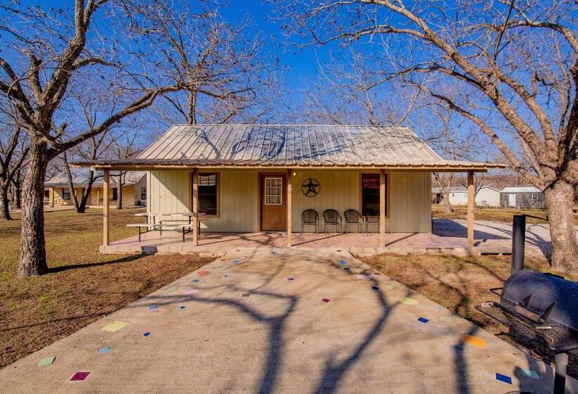 فندق Seven Bluff Cabins