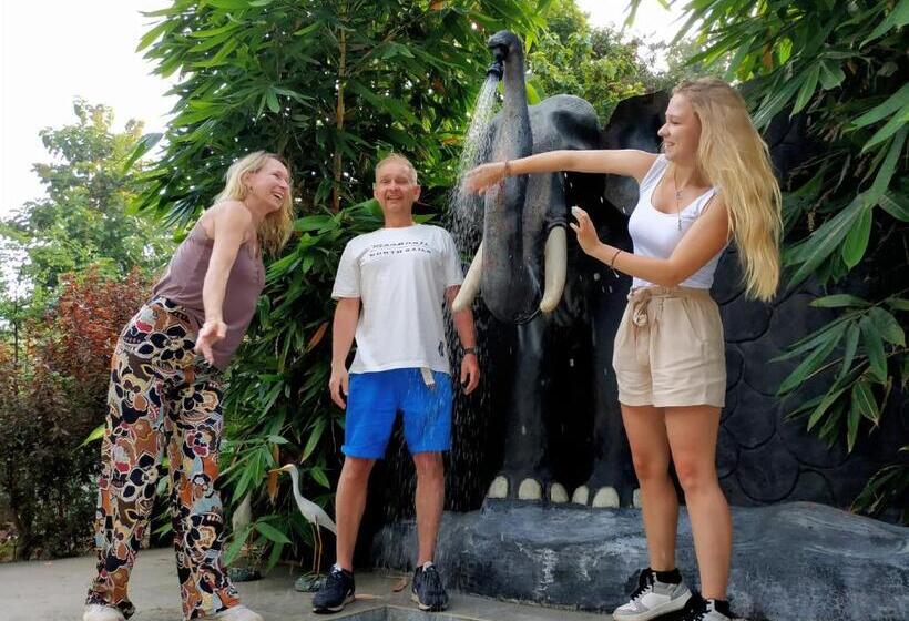 Отель Sigiriya Cashew Palace Resort