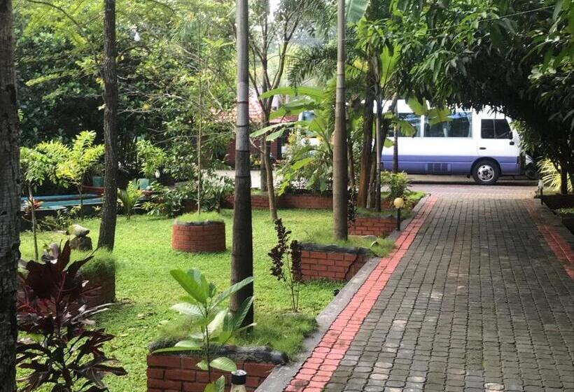 בית מלון כפרי Sigiriya Cashew Palace Resort