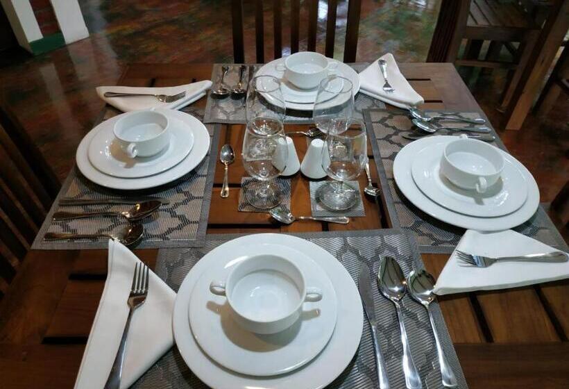 فندق Sigiriya Cashew Palace Resort