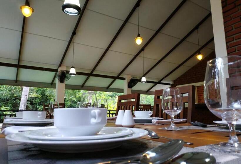 בית מלון כפרי Sigiriya Cashew Palace Resort