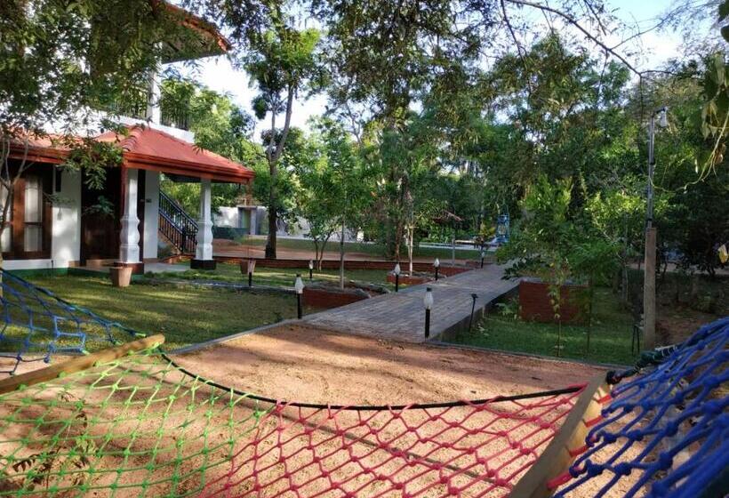 בית מלון כפרי Sigiriya Cashew Palace Resort