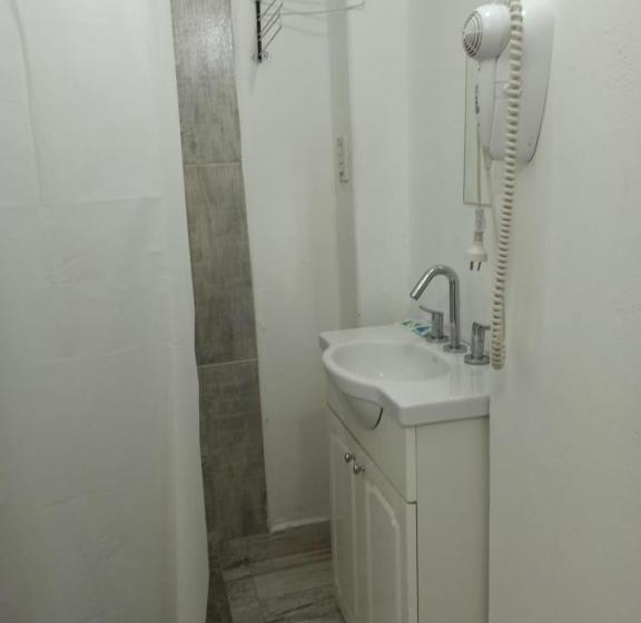 ペンション El Faro Hostel