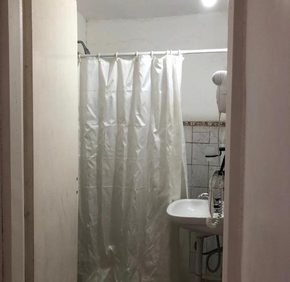 ペンション El Faro Hostel