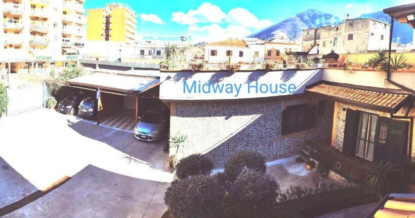 بنسيون Midway House Italy