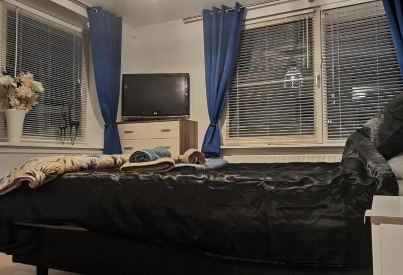 تختخواب و صبحانه Breakfast At Carin’s