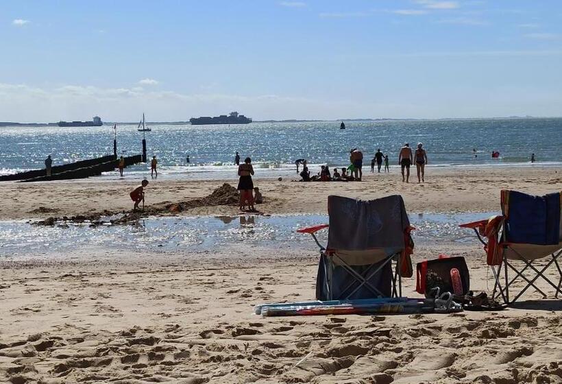 تختخواب و صبحانه Breakfast At Carin’s