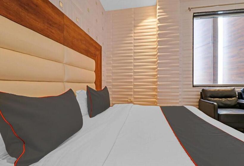 Collection O Hotel Moon