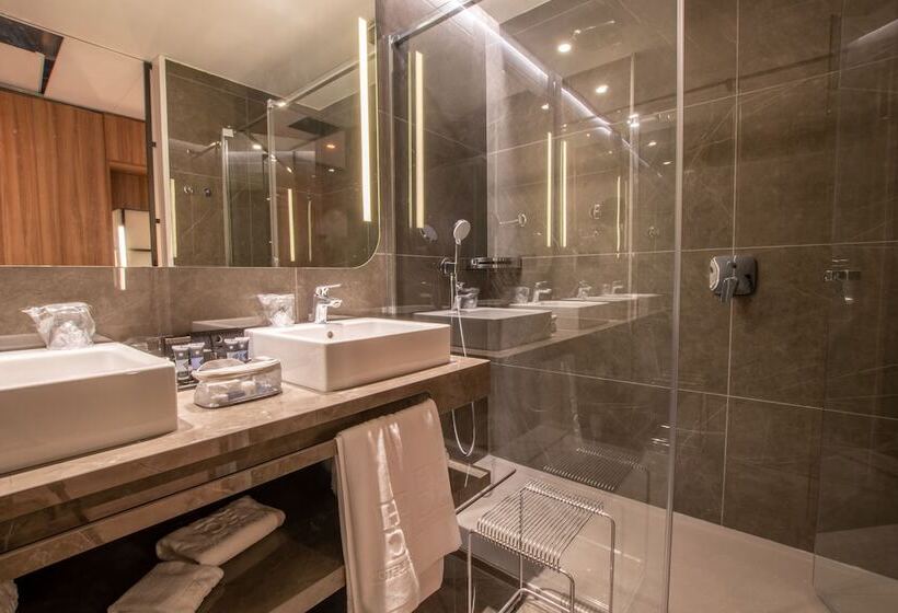 هتل Giralda Center