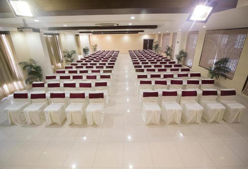 בית מלון כפרי Grand Sarovar Portico, Latur