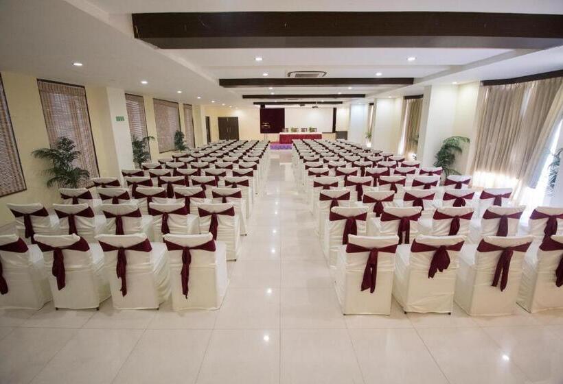 בית מלון כפרי Grand Sarovar Portico, Latur