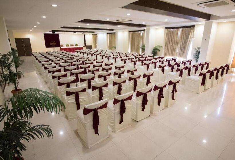 בית מלון כפרי Grand Sarovar Portico, Latur