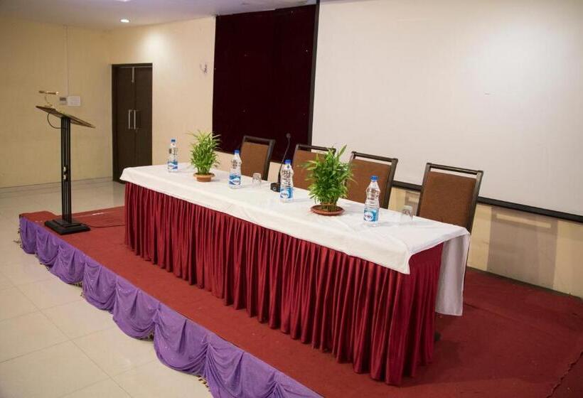 בית מלון כפרי Grand Sarovar Portico, Latur