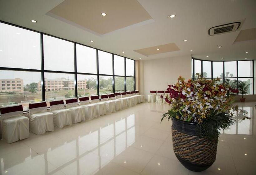 בית מלון כפרי Grand Sarovar Portico, Latur