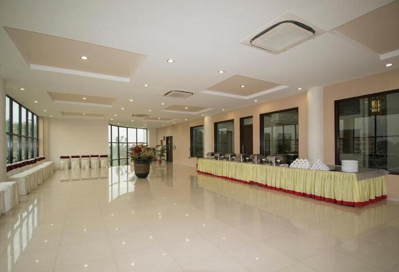 בית מלון כפרי Grand Sarovar Portico, Latur