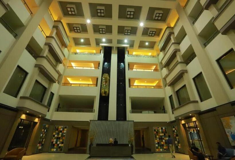 בית מלון כפרי Grand Sarovar Portico, Latur