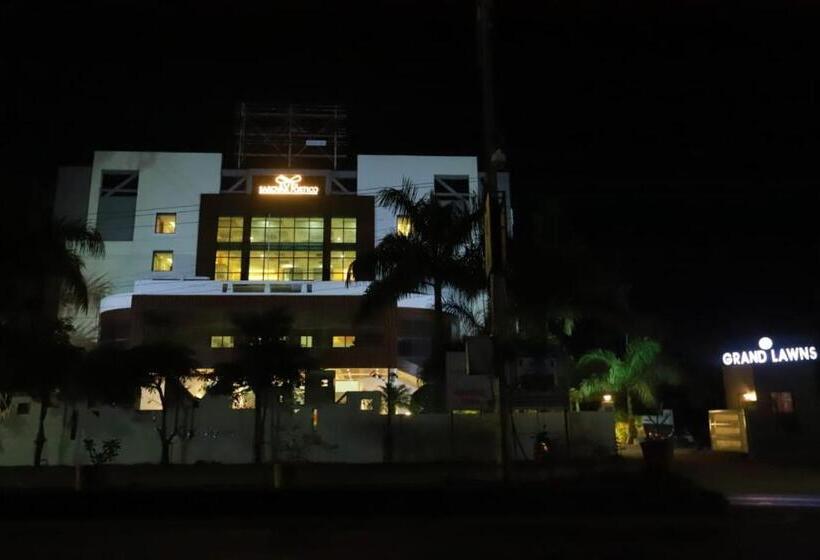 בית מלון כפרי Grand Sarovar Portico, Latur