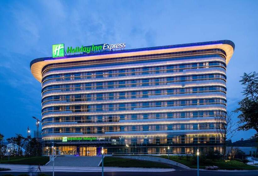 בית מלון כפרי Holiday Inn Express Yibin By Ihg