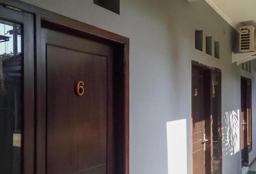 Отель Kartini Guest House Near Alun Alun Probolinggo