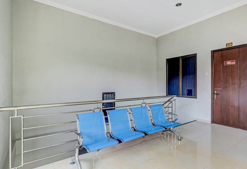 ホテル Oyo 90927 Homestay Tentrem 2