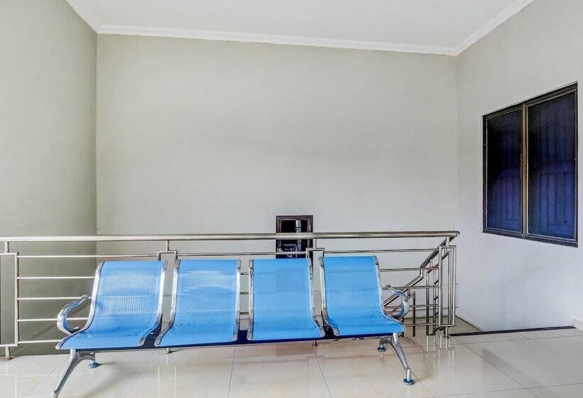 ホテル Oyo 90927 Homestay Tentrem 2