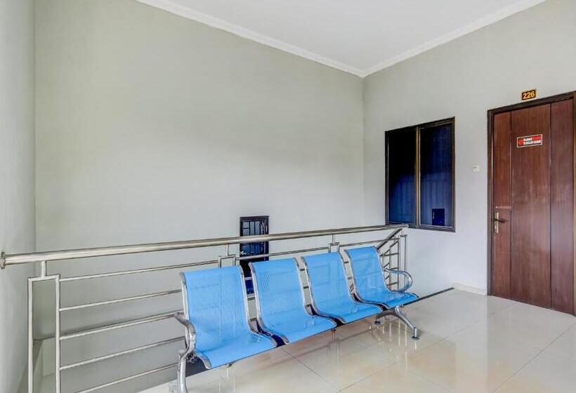 ホテル Oyo 90927 Homestay Tentrem 2