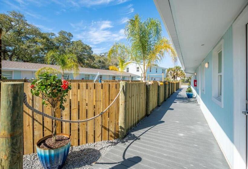 فندق Salt Air Inn & Suites