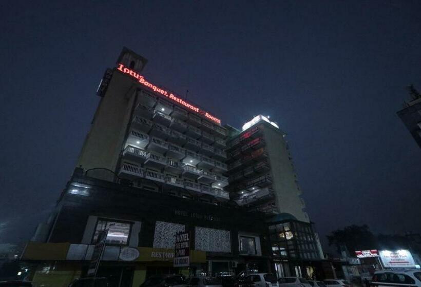 Отель Townhouse 841 Parker Plaza