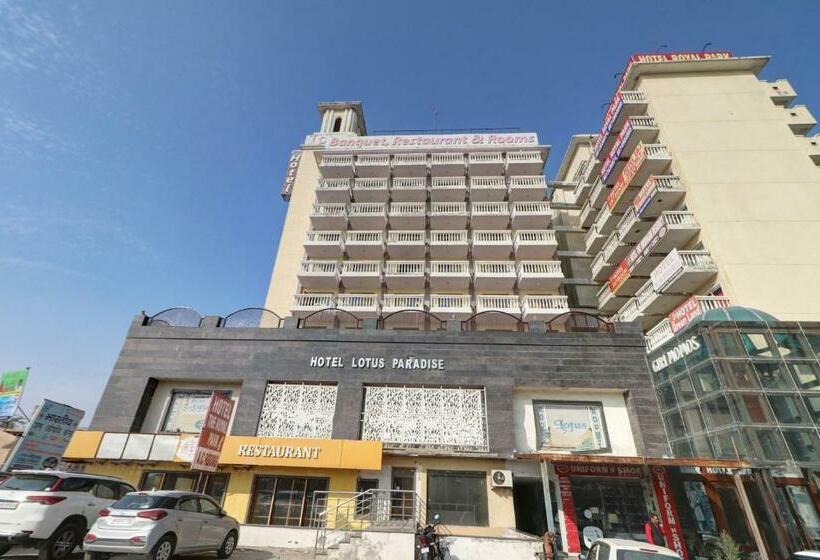 Отель Townhouse 841 Parker Plaza