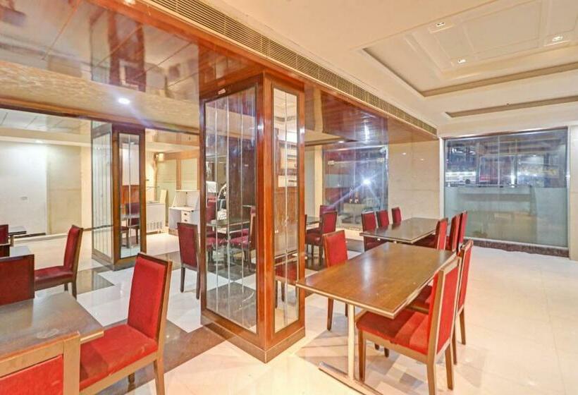 Отель Townhouse 841 Parker Plaza