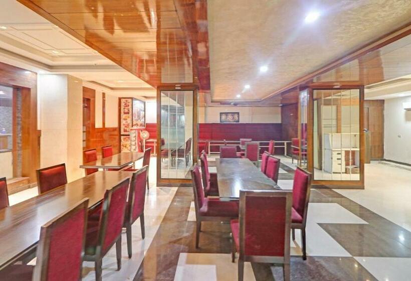 Отель Townhouse 841 Parker Plaza