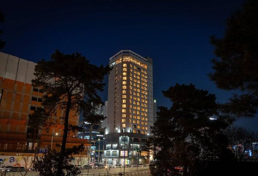 Отель Urban Est