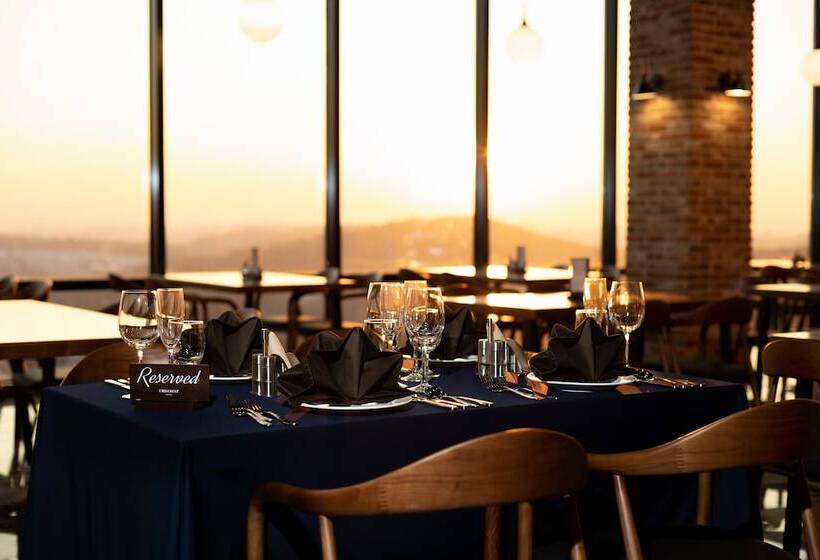 Отель Urban Est