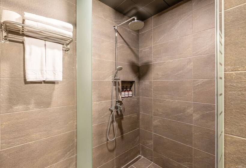 Отель Urban Est