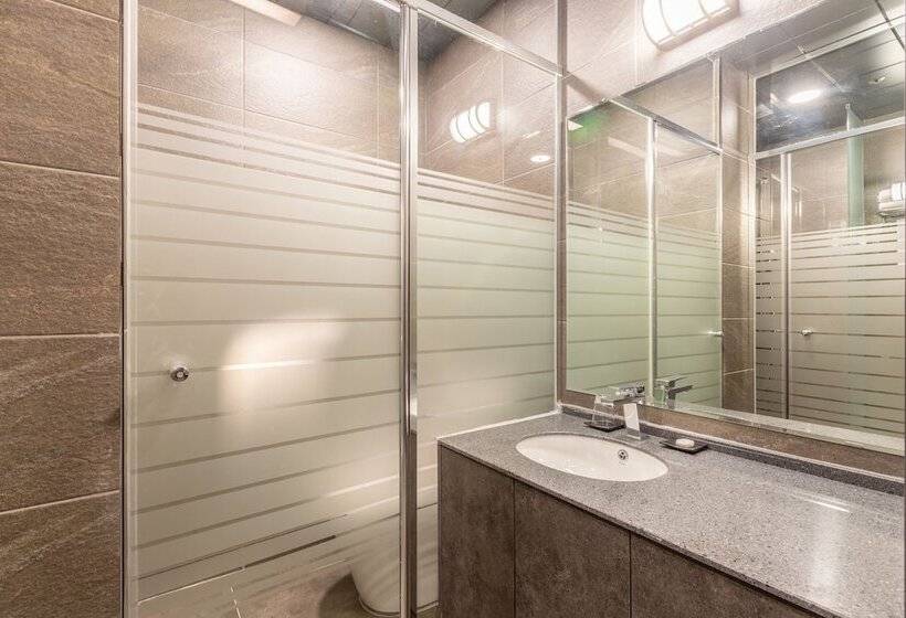 Отель Urban Est