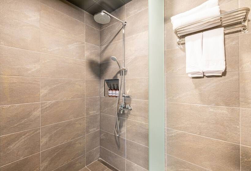 Отель Urban Est