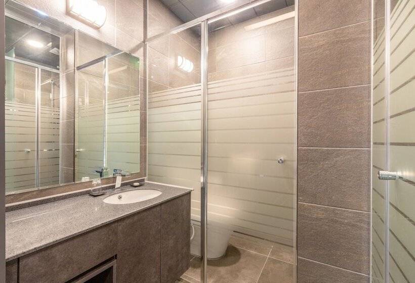 Отель Urban Est