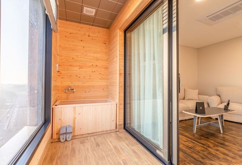 Отель Urban Est