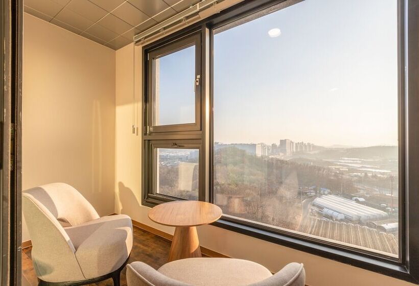 Отель Urban Est