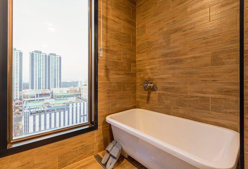 Отель Urban Est