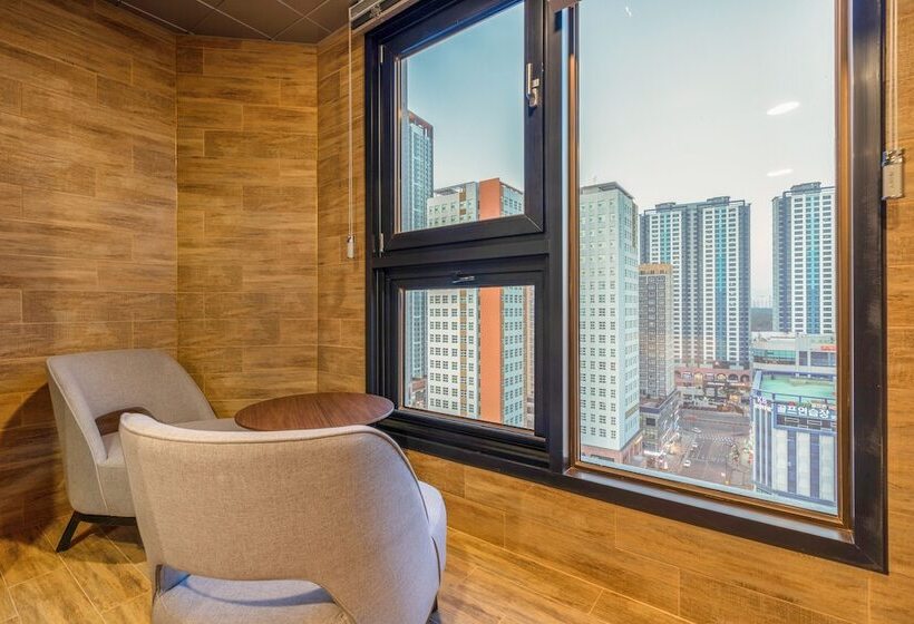 Отель Urban Est