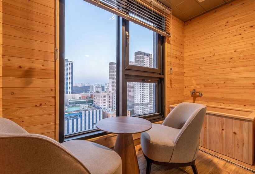 Отель Urban Est