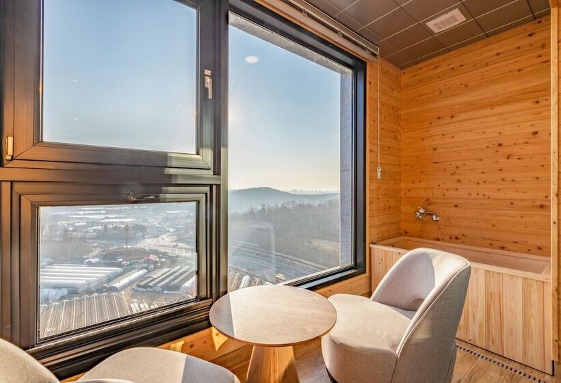 Отель Urban Est