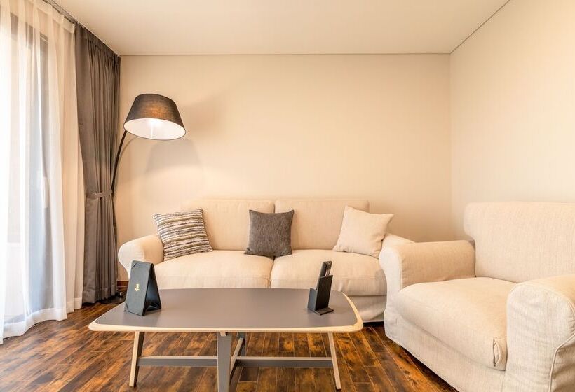 Отель Urban Est